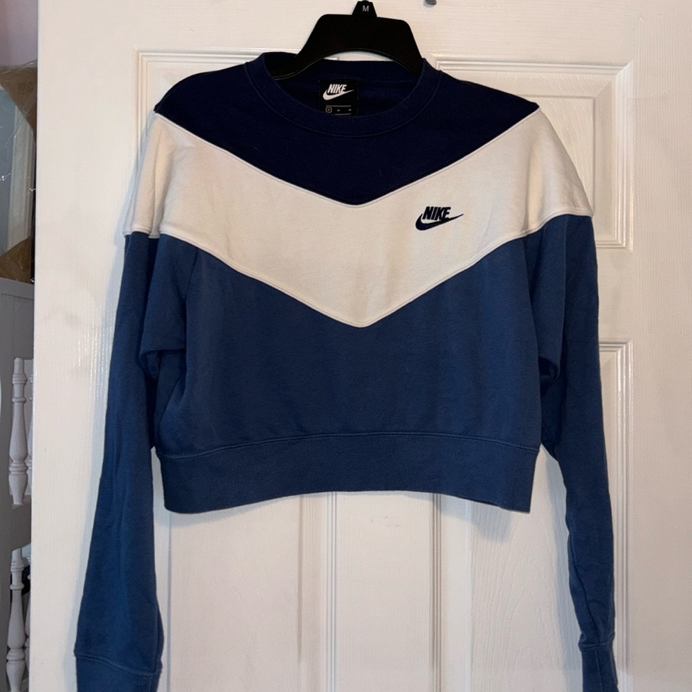 Nike Cropped Crew. Size Medium